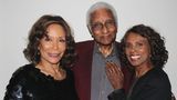 James Bond: Gloria Hendry mit ihrem Ehemann, Jazz-Legende Phil Wright und der Sängerin Freda Payne auf einer Party 2014
