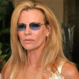Kim Basinger mit Sonnenbrille bei einem Charity Event 2022