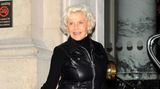 James Bond: Honor Blackman in einem engen Lederoutfit im Jahr 2011