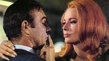 James Bond "Man lebt nur zweimal": Karin Dor und Sean Connery in einer Filmszene
