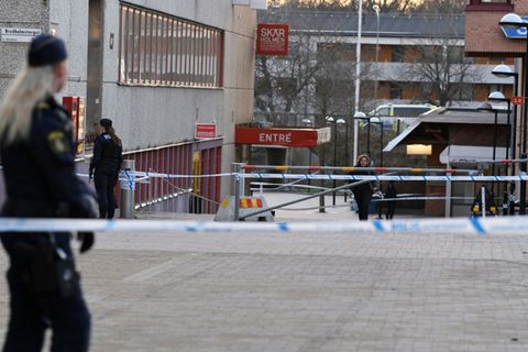 Polizisten an Tatort eines mutmaßlichen Bandenvebrechens 2024