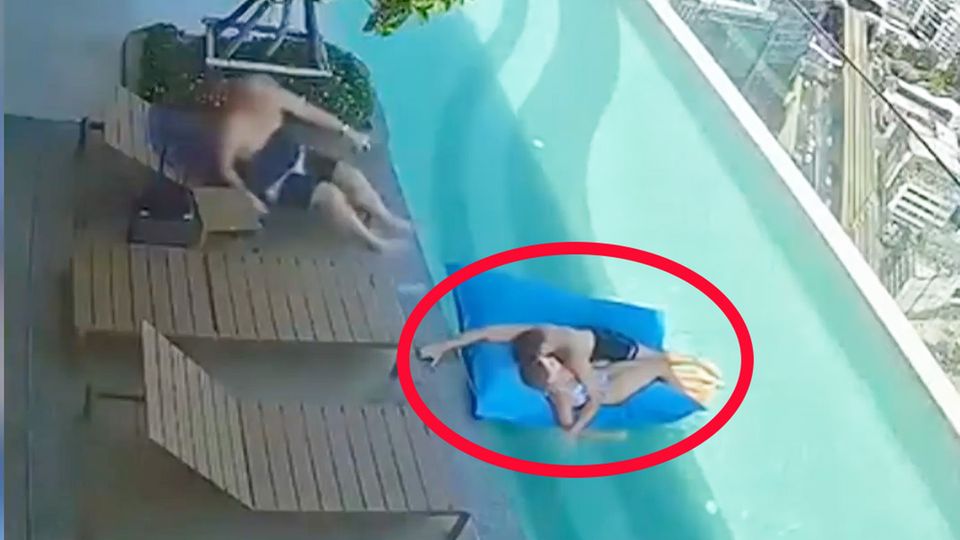 Das im Video zu sehende Paar ist möglicherweise nur knapp dem Tod entkommen. Die Luftmatratze, auf der sie kurz zuvor noch lagen, stürzt wenige Sekunden später in die Tiefe.