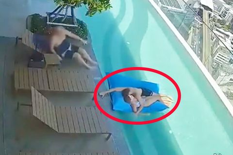 Das im Video zu sehende Paar ist möglicherweise nur knapp dem Tod entkommen. Die Luftmatratze, auf der sie kurz zuvor noch lagen, stürzt wenige Sekunden später in die Tiefe.