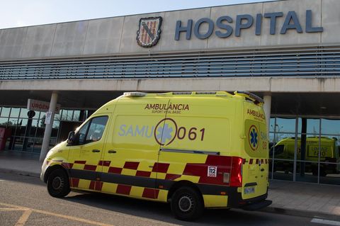 Rettungswagen vor einem Krankenhaus in Spanien