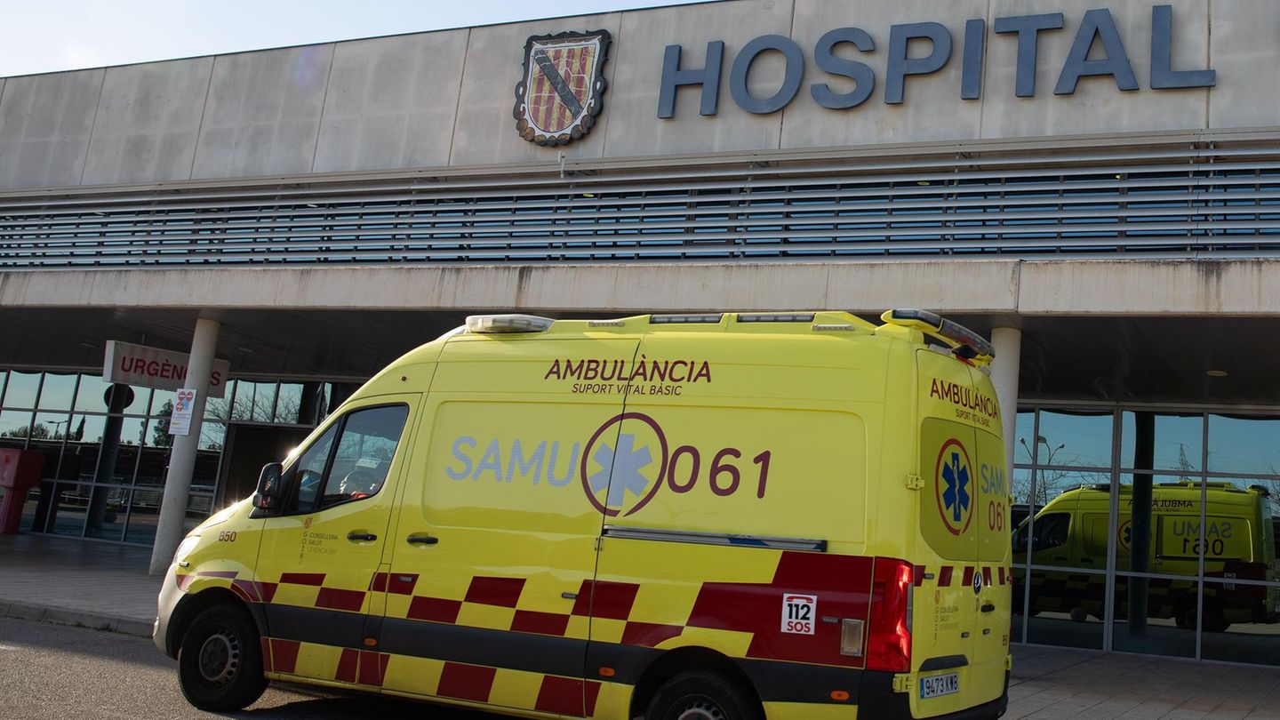 Rettungswagen vor einem Krankenhaus in Spanien