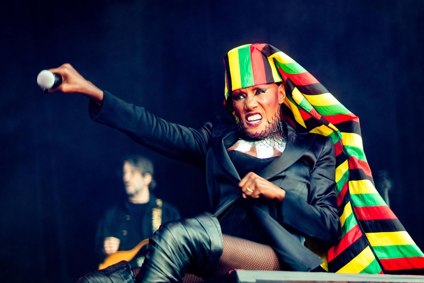 Grace Jones bei einem Konzert 2024 auf der Bühne