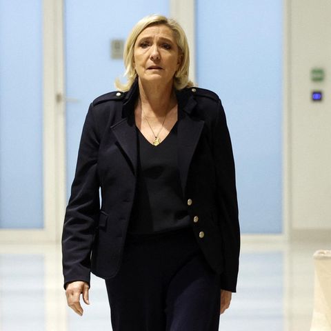 Darf nach einem Gerichtsurteil nun nicht bei den Präsidentschaftswahlen 2027 antreten: die französische Rechtspopulistin Marine Le Pen