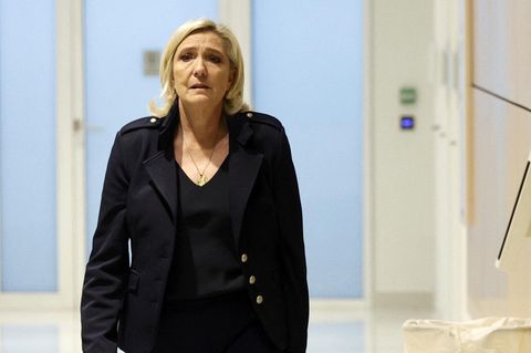 Darf nach einem Gerichtsurteil nun nicht bei den Präsidentschaftswahlen 2027 antreten: die französische Rechtspopulistin Marine Le Pen