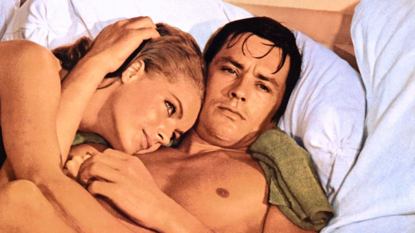 Romy Schneider liegt im Arm von Alain Delon