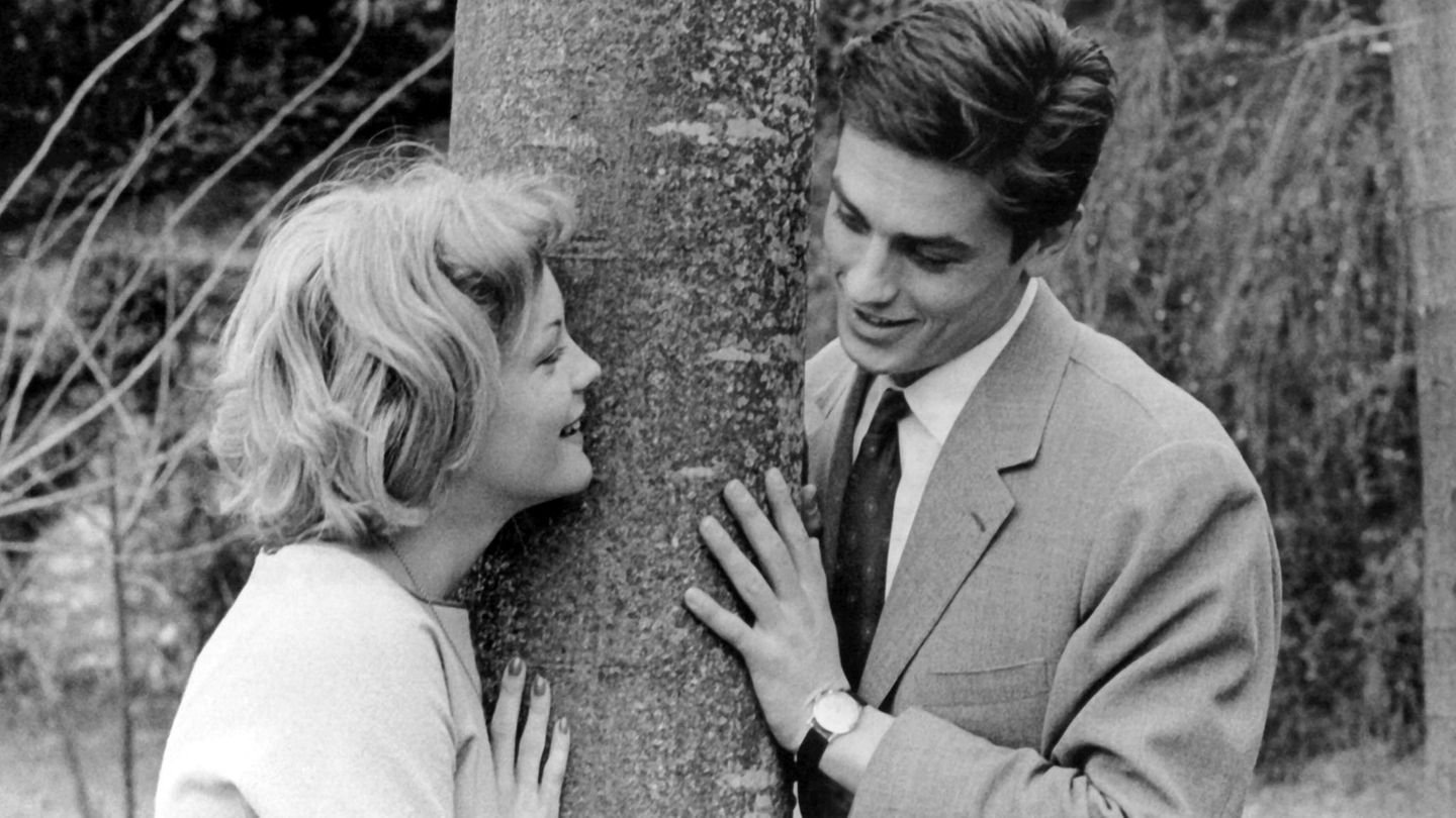 Romy Schneider und Alain Delon stehen sich an einem Baum gegenüber und sehen sich verliebt an
