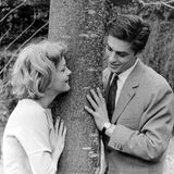 Romy Schneider und Alain Delon stehen sich an einem Baum gegenüber und sehen sich verliebt an