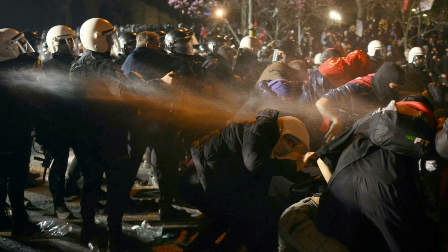 Türkische Polizisten vertreiben Demonstranten mit Pfefferspray