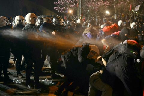 Türkische Polizisten vertreiben Demonstranten mit Pfefferspray
