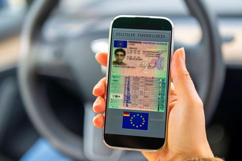 In einer speziell dafür entwickelten App können Nutzer den digitalen Führerschein ab April testen (Symbolfoto)