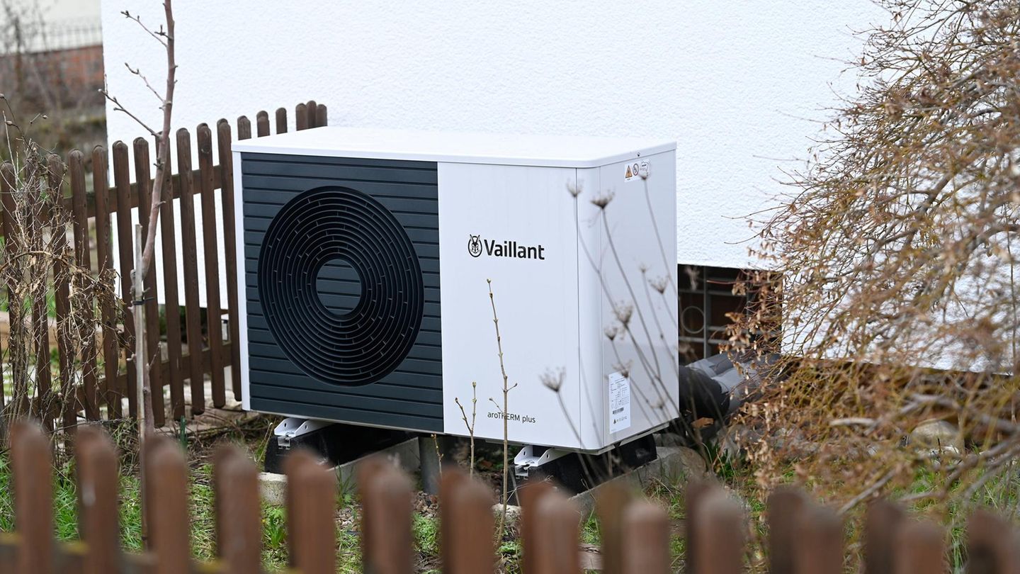 Eine Wärmepumpe von Vaillant steht vor einem Haus Eine Wärmepumpe von Vaillant steht vor einem Haus