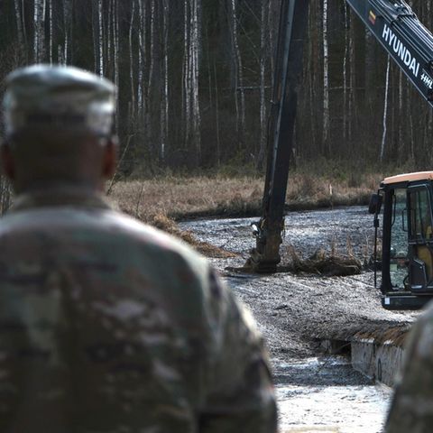 In Litauen wurde das metertief in Schlamm versunkene Militärfahrzeug geborgen
