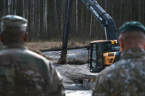 In Litauen wurde das metertief in Schlamm versunkene Militärfahrzeug geborgen