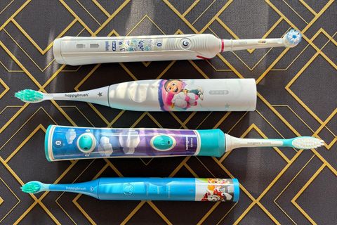 Elektrische Zahnbürsten für Kinder: Die vier Testmodelle auf einem Tisch