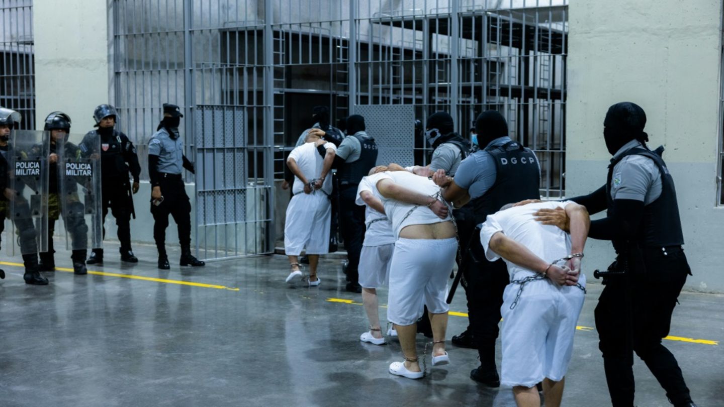 Abgeschobene Häftlinge nach ihrer Ankunft in El Salvador