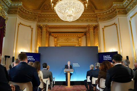 Keir Starmer hält eine Ansprache zur Eröffnung des Gipfels