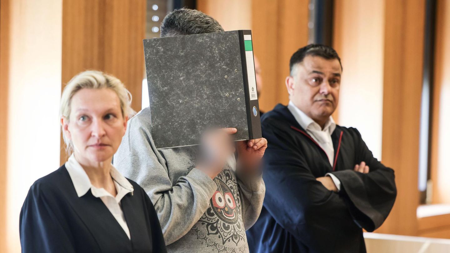 Ulrich S. am Landgericht Aachen Der Angeklagte Ulrich S. hält beim Prozessaufttakt eine Mappe vor sein Gesicht