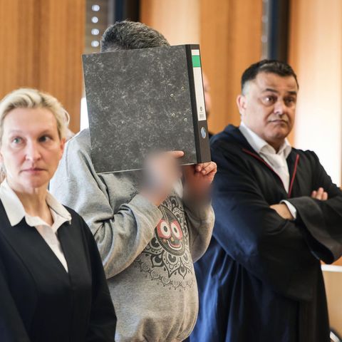Der Angeklagte Ulrich S. hält beim Prozessaufttakt eine Mappe vor sein Gesicht