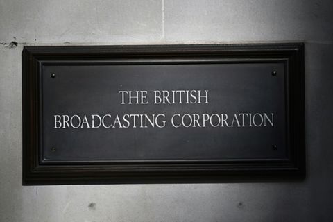 Tafel am Hauptgebäude des britischen Senders BBC in London