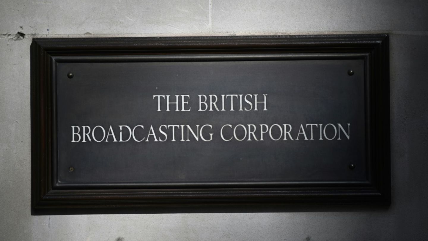 Tafel am Hauptgebäude des britischen Senders BBC in London