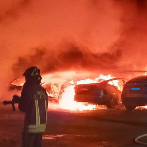 Protest gegen Elon Musk: Feuerwehrleute in Rom löschen die brennenden Teslas