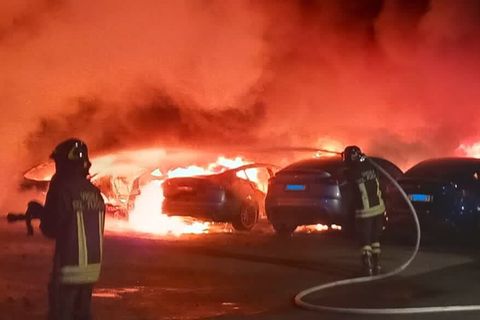 Protest gegen Elon Musk: Feuerwehrleute in Rom löschen die brennenden Teslas