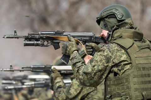 Auch Russlands Soldaten müssen das Schießen üben
