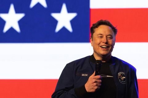 Elon Musk vor der US-amerikanischen Flagge