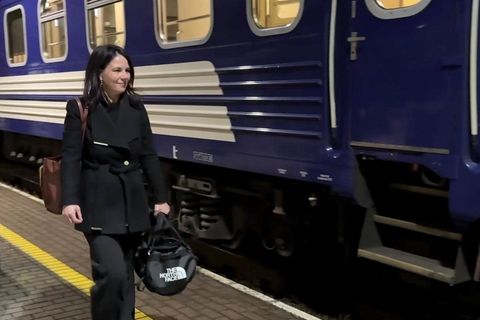 Annalena Baerbock bei der Ankunft an einem Sonderzug auf dem Weg nach Kiew, Ukraine