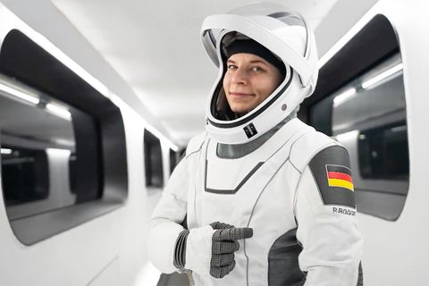 Die Elektroingenieurin Rabea Rogge ist in einer Falcon-9-Rakete des Raumfahrtunternehmens SpaceX von Tech-Milliardär Elon Musk als erste deutsche Frau ins Weltall gestartet.