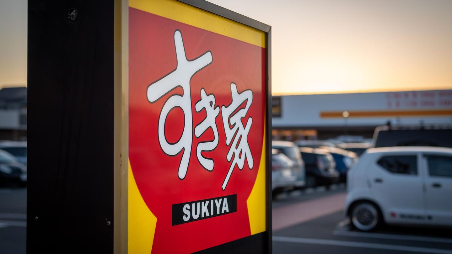 Schild der Restaurantkette Sukiya in Japan
