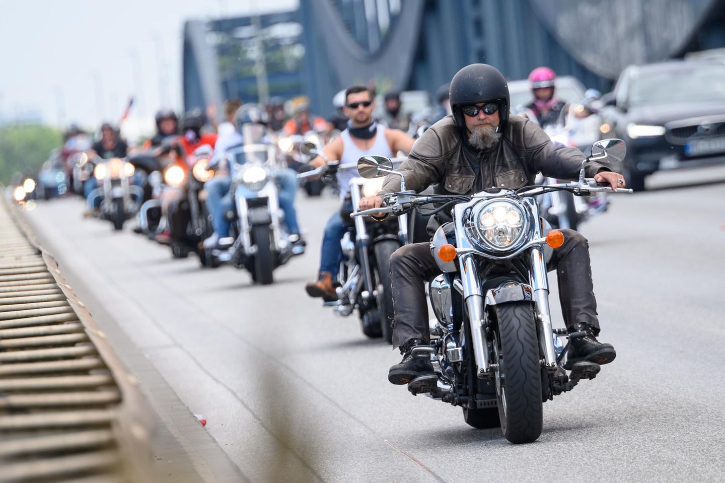 Harley-Days in Hamburg 2022: Mit Höllensound knattern die Teilnehmer auf ihren Harley-Davidson-Bikes über die Elbbrücken 