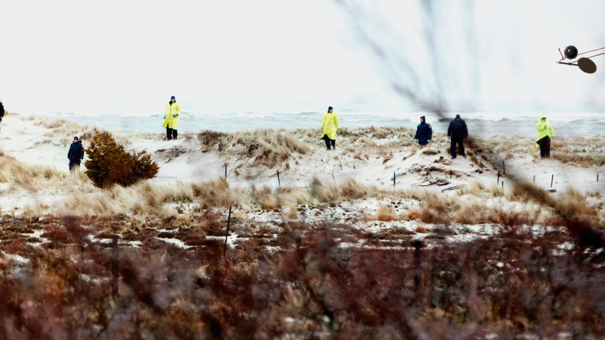 Polizisten suchen am Gilgo Beach nach Leichen