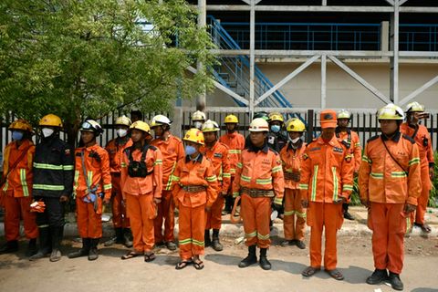 Rettungskräfte bei der Schweigeminute in Mandalay