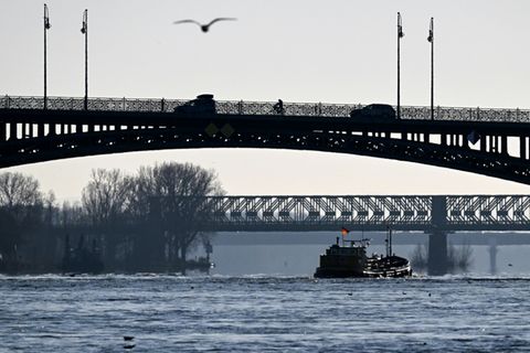 Rhein mit Brücken zwischen Wiesbaden und Mainz