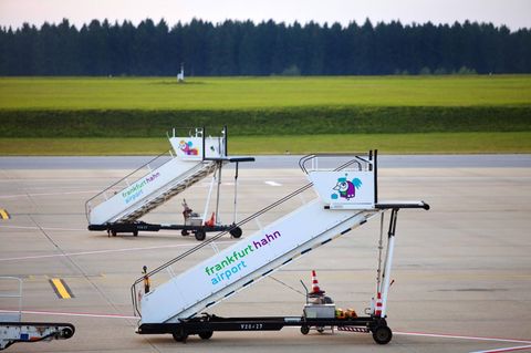 Regionalflughäfen: Gangways am berühmt-berüchtigten Mini-Airport Frankfurt-Hahn