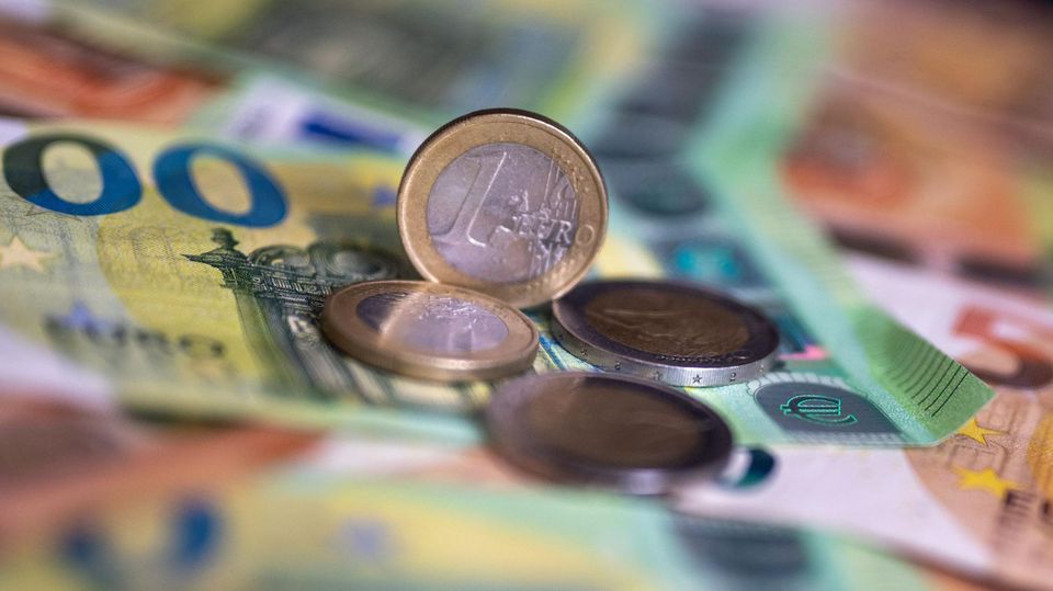 Elterngeld, Reisebestimmungen und Co.: Das ändert sich ab April Elterngeld, Verkehr, Osterferien und Fahren ohne Führerschein – im April stehen wichtige Neuerungen an. Sehen Sie die relevanten Aspekte im Videoüberblick.