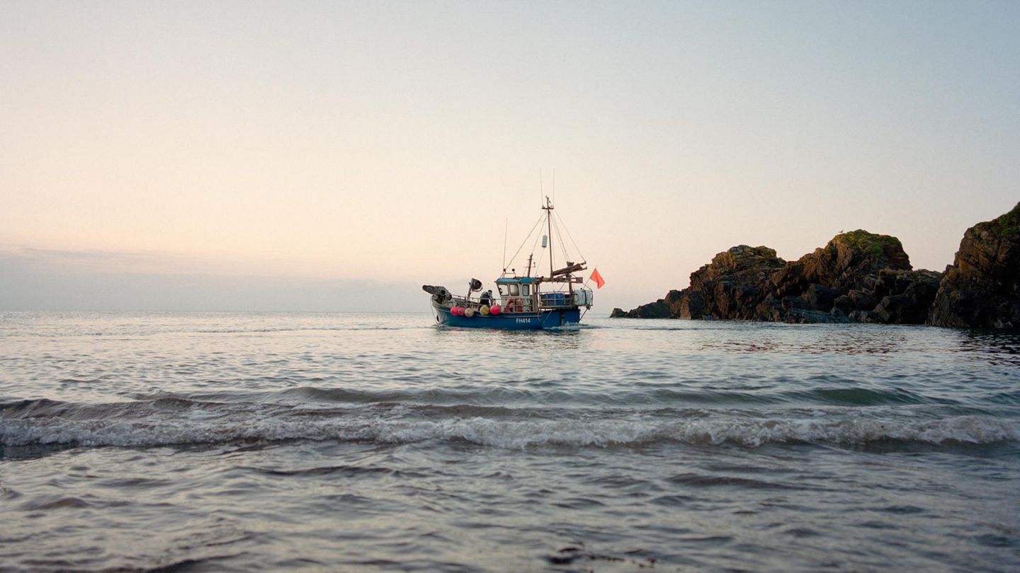 Wie kommt der Fisch auf den Teller? Am Anfang steht das Fischerboot, welches den Hafen verlässt. Hier: Cadgwith in Cornwall, England