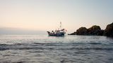 Wie kommt der Fisch auf den Teller? Am Anfang steht das Fischerboot, welches den Hafen verlässt. Hier: Cadgwith in Cornwall, England