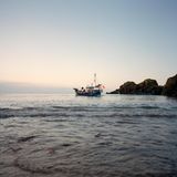 Wie kommt der Fisch auf den Teller? Am Anfang steht das Fischerboot, welches den Hafen verlässt. Hier: Cadgwith in Cornwall, England