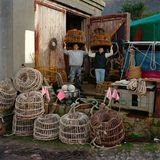 Selbst das Fanggerät ist handgemacht, etwa Weidenkörbe für den Meeresgrund