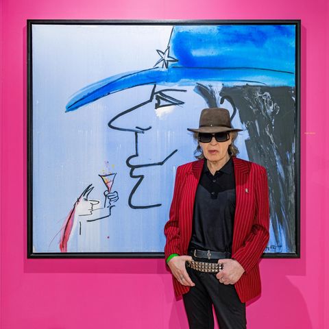Udo lindenberg steht vor Einem Seiner Gemälle im Neuen kunstmuseum tübingen