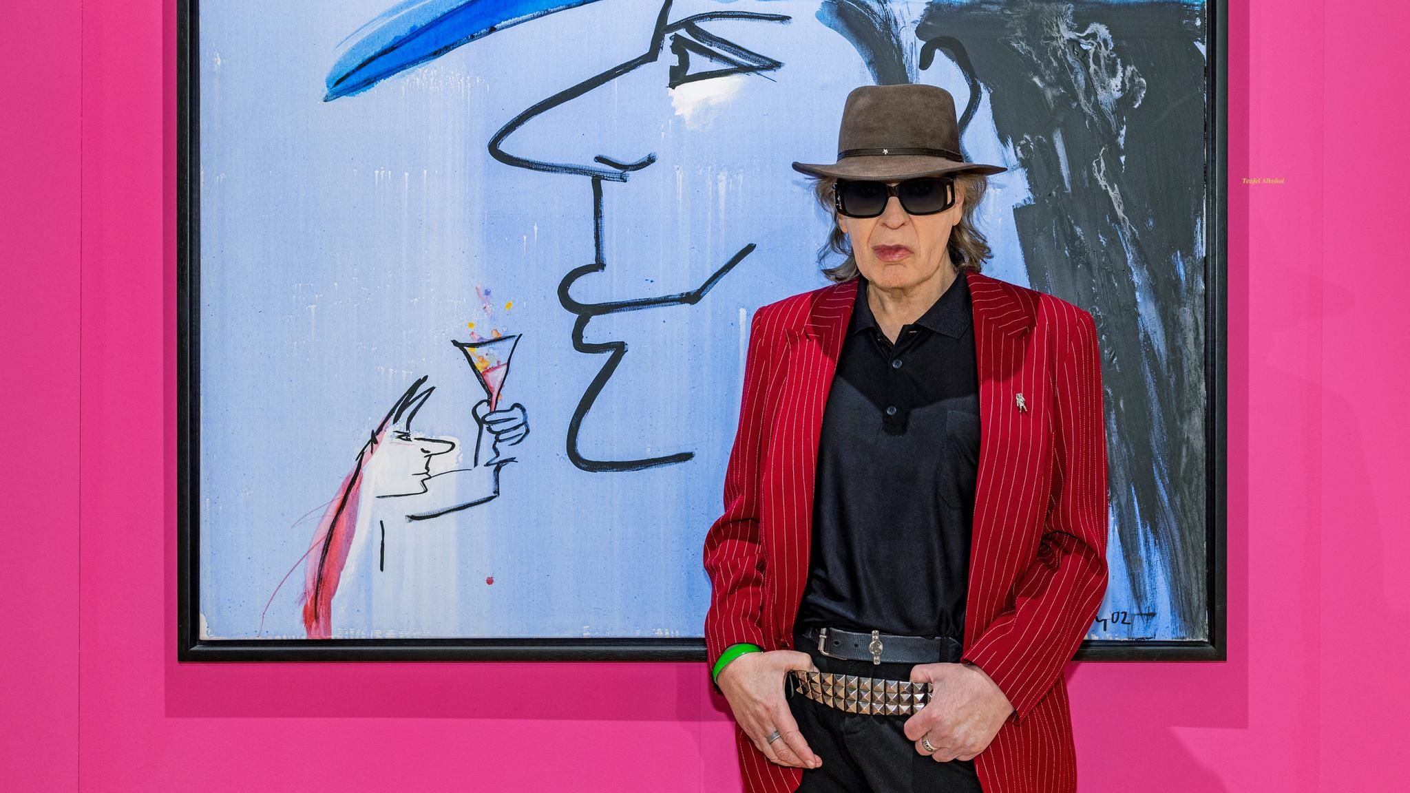 Udo Lindenberg steht vor einem seiner Gemälde im Neuen Kunstmuseum Tübingen