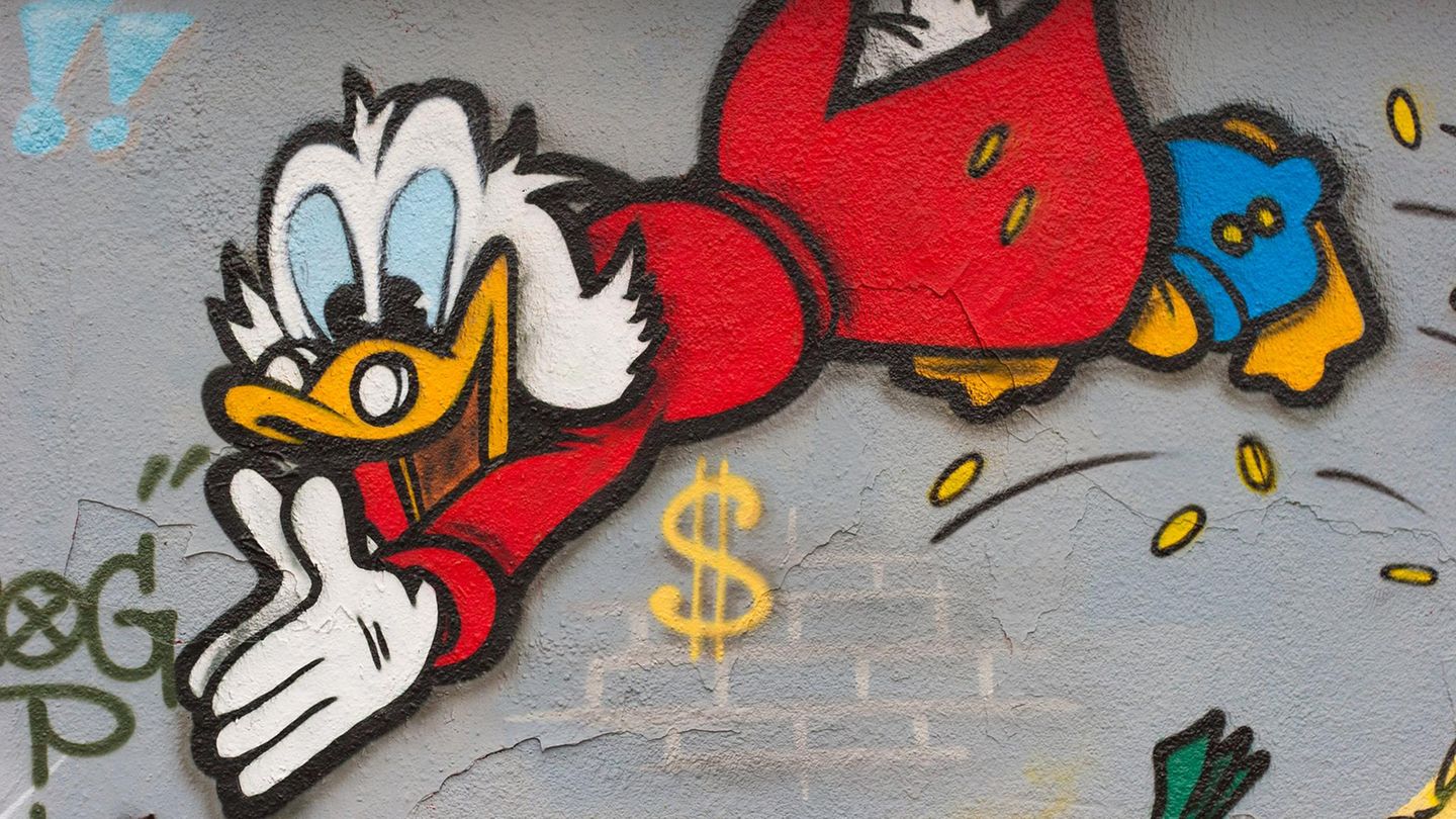 Nicht alle häufen so viel Reichtum an wie Dagobert Duck, trotzdem sollten Sparer bei der Geldanlage an ihn denken