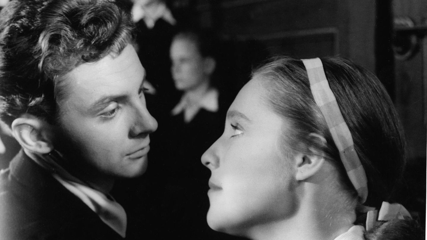 Harald Juhnke in "Drei Mädchen spinnen"