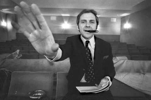 Juhnke ist Workaholic. In den 1950er- und 1960er-Jahren übernimmt er zahllose Rollen am Theater und in Filmen. Er selbst beschreibt sich als "Fleißigen Triebtäter mit Sprachfehler" – er kann nicht "nein" sagen